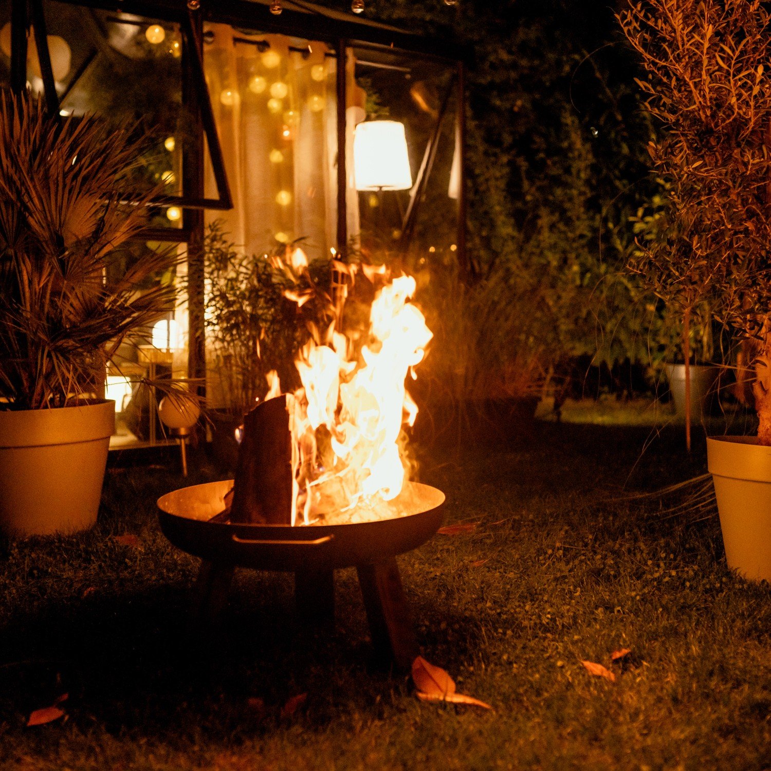 Brennendes Holz im Kaminofen